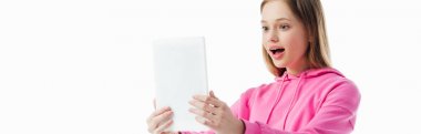 beyaz üzerinde izole dijital tablet tutan mutlu ve heyecanlı genç kız panoramik çekim