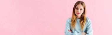 pembe üzerinde izole Çapraz kollar ile rahatsız genç kız panoramik çekim