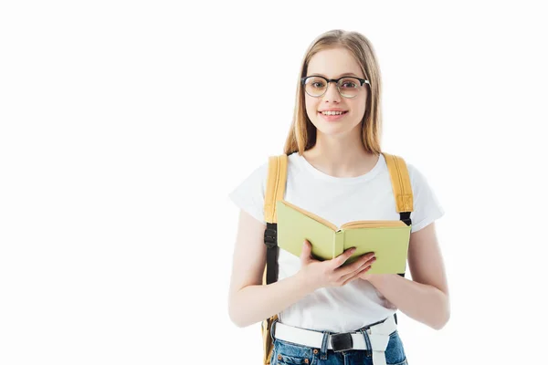 Χαμογελαστή Μαθήτρια Σακίδιο Κρατώντας Βιβλίο Απομονωμένο Λευκό — Φωτογραφία Αρχείου