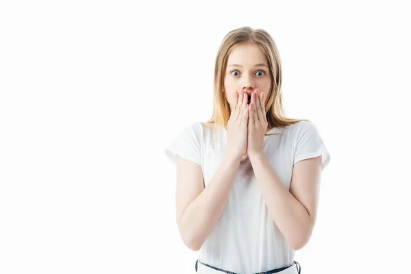 Schockiertes Teenager Mädchen Mit Händen Der Nähe Des Mundes Isoliert — Stockfoto