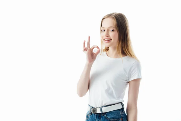 Glücklich Teenager Mädchen Zeigt Zeichen Isoliert Auf Weiß — Stockfoto