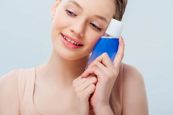 Close Vista Menina Bonita Adolescente Segurando Loção Cosmética Isolada Cinza — Fotografia de Stock