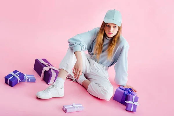 Pretty Teenage Girl Cap Sitting Presents Pink — Stock Photo, Image