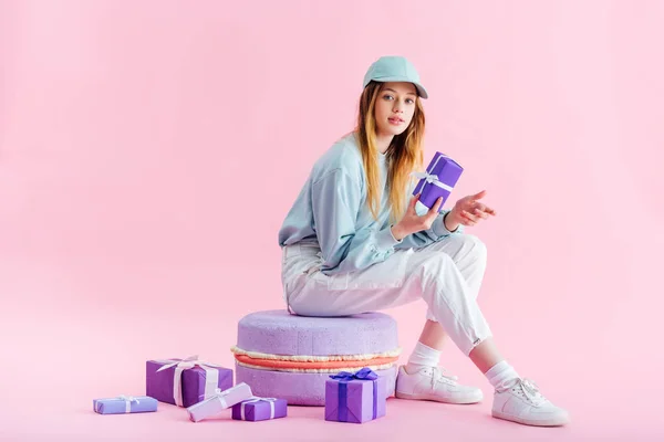 Teenage Girl Cap Sitting Decorative Macaroon Presents Pink — Stock Photo, Image