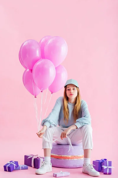 Teenage Girl Cap Sitting Decorative Macaroon Balloons Gifts Pink — Stock Photo, Image