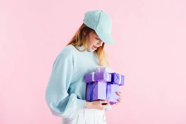 Excited Pretty Teenage Girl Cap Looking Purple Gifts Isolated Pink — Stock Photo, Image