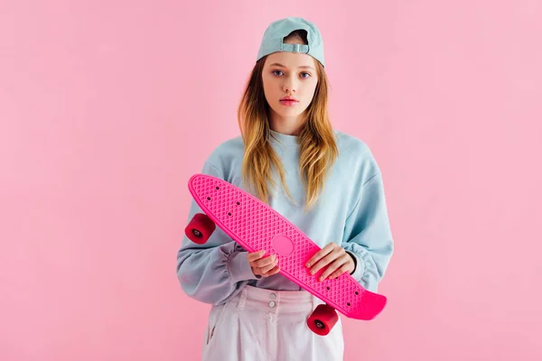 Ganska Tonårs Flicka Cap Holding Penny Board Isolerad Rosa — Stockfoto