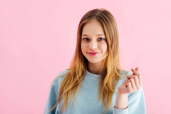 ピンクに隔離された幸せなかわいい十代の女の子スナップ指 — ストック写真