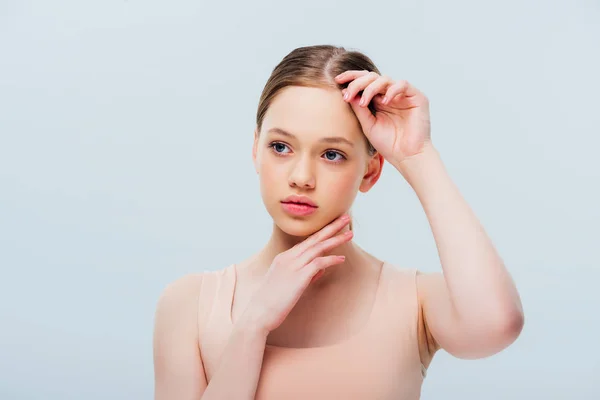 Ritratto Adolescente Pensieroso Toccare Viso Distogliere Sguardo Isolato Sul Grigio — Foto Stock