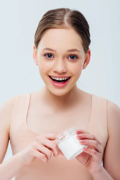 Ενθουσιασμένος Έφηβος Κορίτσι Κρατώντας Καλλυντικό Κρέμα Απομονωθεί Γκρι — Φωτογραφία Αρχείου