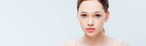 серьезная девочка-подросток, смотрящая на камеру, изолированную на сером, панорамный снимок
