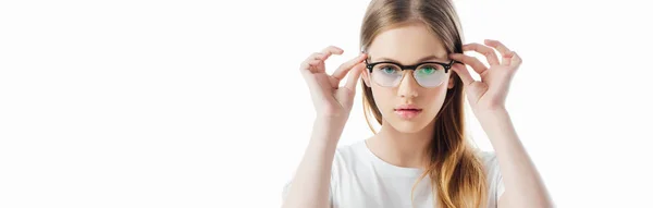 Ciddi Genç Kızın Panoramik Çekim Gözlük Dokunmadan Beyaz Üzerinde Izole — Stok fotoğraf