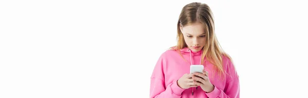 全景拍摄的少女在粉红色连帽衫使用智能手机隔离在白色 — 图库照片