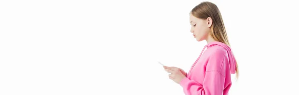 Tiro Panorâmico Adolescente Com Capuz Rosa Usando Smartphone Isolado Branco — Fotografia de Stock
