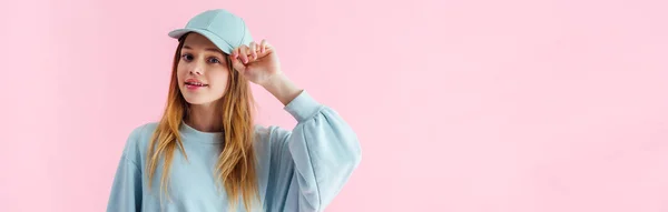 Plano Panorámico Chica Adolescente Bastante Sonriente Gorra Aislada Rosa — Foto de Stock