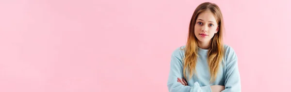 Tiro Panorâmico Adolescente Ofendida Com Braços Cruzados Isolados Rosa — Fotografia de Stock