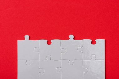 kırmızı izole bağlı beyaz yapboz parçaları üst görünümü 
