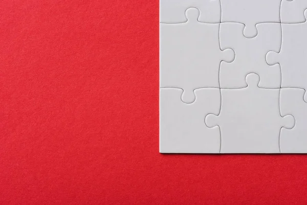 Draufsicht Der Miteinander Verbundenen Weißen Puzzleteile Isoliert Auf Rot — Stockfoto