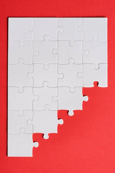 Vista Dall Alto Pezzi Puzzle Collegati Bianchi Isolati Sul Rosso — Foto Stock
