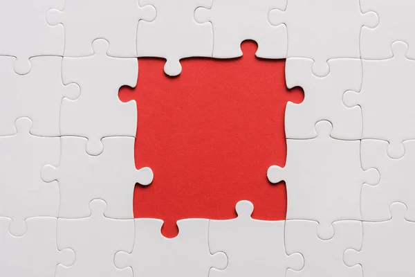 Vista Dall Alto Del Puzzle Bianco Incompiuto Isolato Sul Rosso — Foto Stock