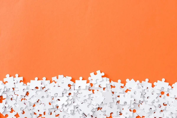 Vue Dessus Des Pièces Puzzle Blanc Inachevées Isolées Sur Orange — Photo