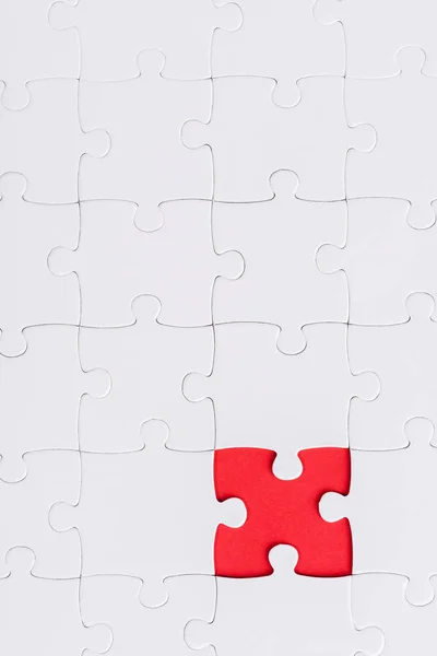 Draufsicht Auf Weiße Zusammenhängende Puzzles Mit Roter Form — Stockfoto