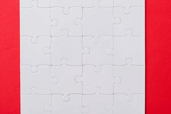 Draufsicht Auf Set Mit Weißen Puzzleteilen Isoliert Auf Rot — Stockfoto