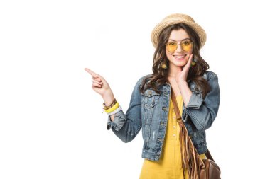 beyaz izole parmak ile işaret denim ceket gülümseyen boho kız ön görünümü