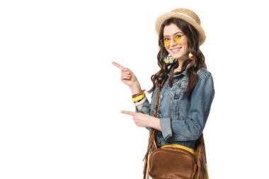 beyaz izole parmakları ile işaret tekneci gülümseyen boho kız