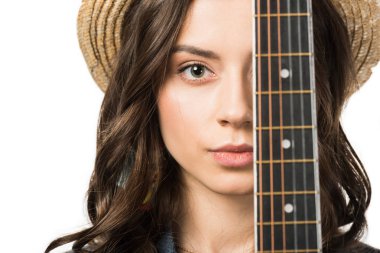 beyaz izole akustik gitar ile güzel hippi kız portresi