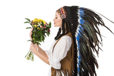 hindistan başlık güzel boho kız yan görünümü beyaz izole çiçekler tutan