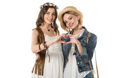  biseksüel çift bebek bekliyor ve beyaz izole kalp işareti gösteren