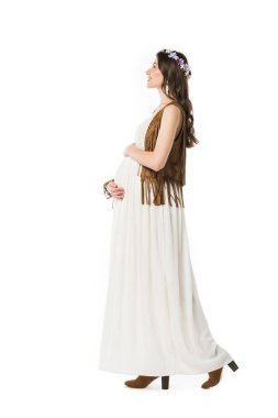 beyaz izole çelenk gülümseyen hamile boho kadın yan görünümü