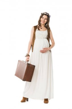 beyaz izole bavul ile çelenk gülümseyen hamile kadın tam uzunlukta görünümü