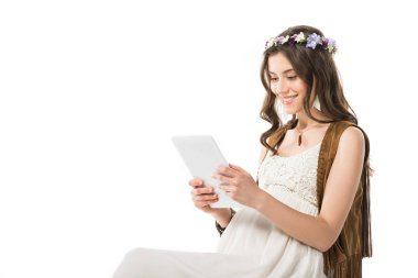 beyaz izole dijital tablet kullanarak çelenk gülümseyen hamile hippi kadın