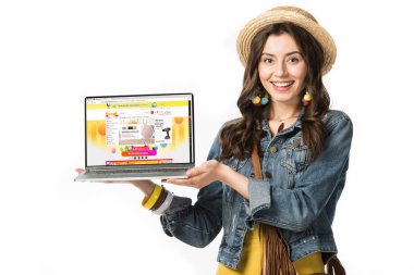 Kiev, Ukrayna - 4 Şubat 2019: beyaz izole ekranda Aliexpress web sitesi ile dizüstü bilgisayar tutan hasır şapka gülümseyen hippi kız