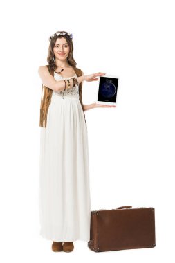 Kiev, Ukrayna - 4 Şubat 2019: Beyaz üzerinde izole kilit ekranlı dijital tablet tutan bavullu hamile hippi kadının tam boy görünümü