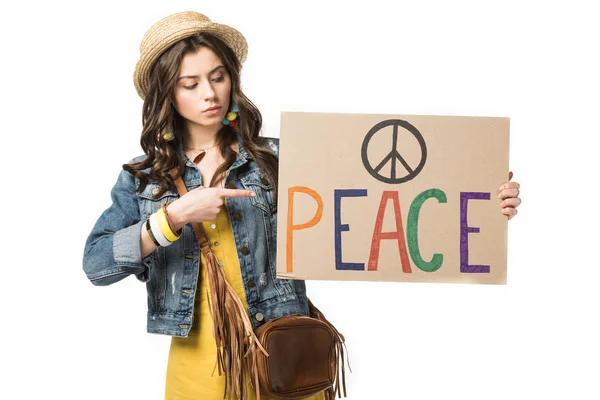 Hippie Dziewczyna Słomkowym Kapeluszu Wskazując Palcem Tabliczce Napisem Białym Tle — Zdjęcie stockowe