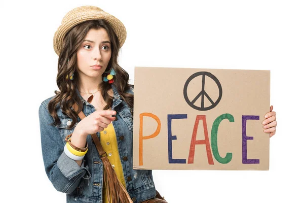 Menina Muito Hippie Apontando Com Dedo Cartaz Com Inscrição Isolada — Fotografia de Stock