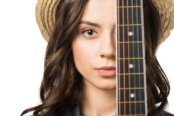 Porträtt Vacker Hippie Flicka Med Akustisk Gitarr Isolerad Vit — Stockfoto