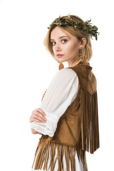 привлекательная хиппи девушка в венке глядя на камеру изолированы на белом

