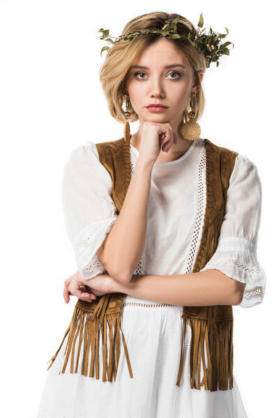 привлекательная хиппи девушка в венке глядя на камеру изолированы на белом
