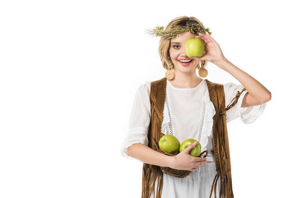 довольно boho девушка в венке с спелыми яблоками изолированы на белом
