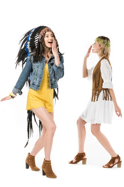 Full Length View Two Bisexual Hippie Girls Indian Headdress Wreath — Stock Photo, Image