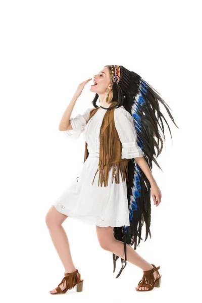 Piena Lunghezza Vista Hippie Ragazza Indiano Copricapo Danza Isolato Bianco — Foto Stock