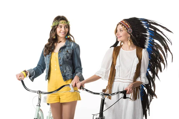 两个微笑的波霍女孩与自行车隔离在白色 — 图库照片
