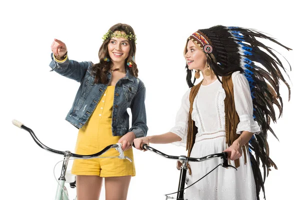 Duas Garotas Boho Sorridentes Com Bicicletas Apontando Com Dedo Isolado — Fotografia de Stock