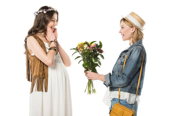 Hippie Girl Presentera Blommor Till Gravida Flickvän Isolerade Vitt — Stockfoto