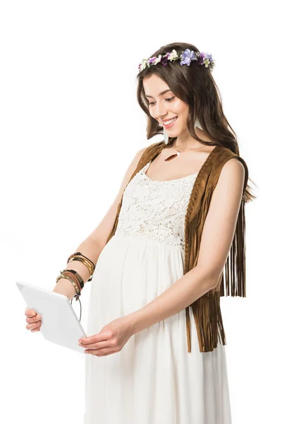 白で隔離されたデジタルタブレットを使用して花輪で笑顔の妊娠中のヒッピー女性 — ストック写真