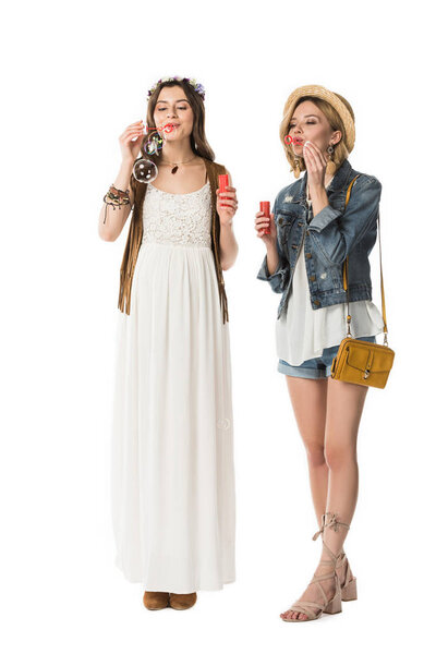 полный вид бисексуальной пары хиппи дующие мыльные пузыри изолированы на белом
